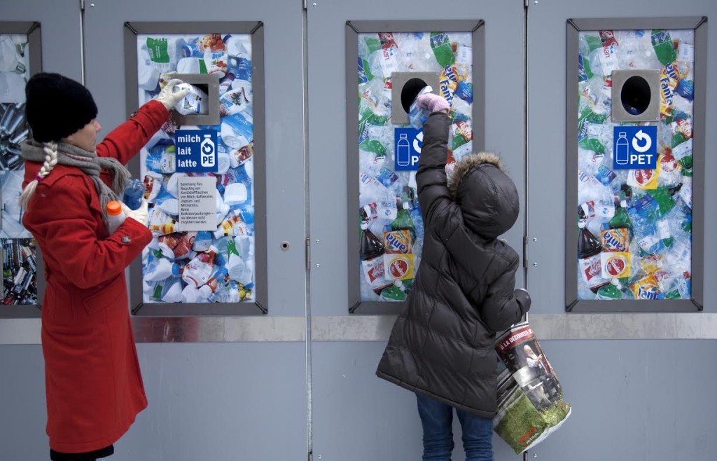 1.12.2009, Pet- und Milchflaschen Recycling. ©Monika Flueckiger