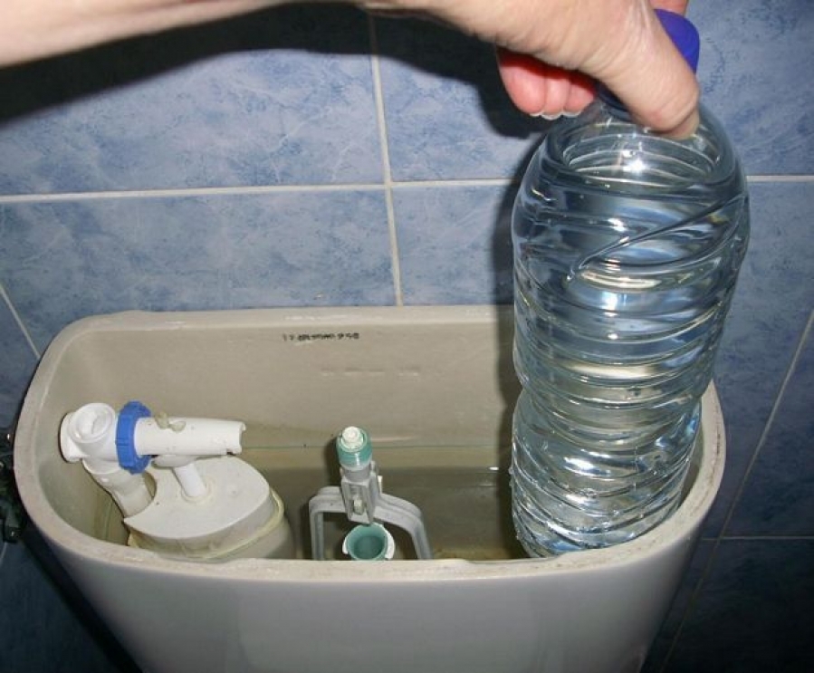 truco para reducir el agua de las descargas inodoro
